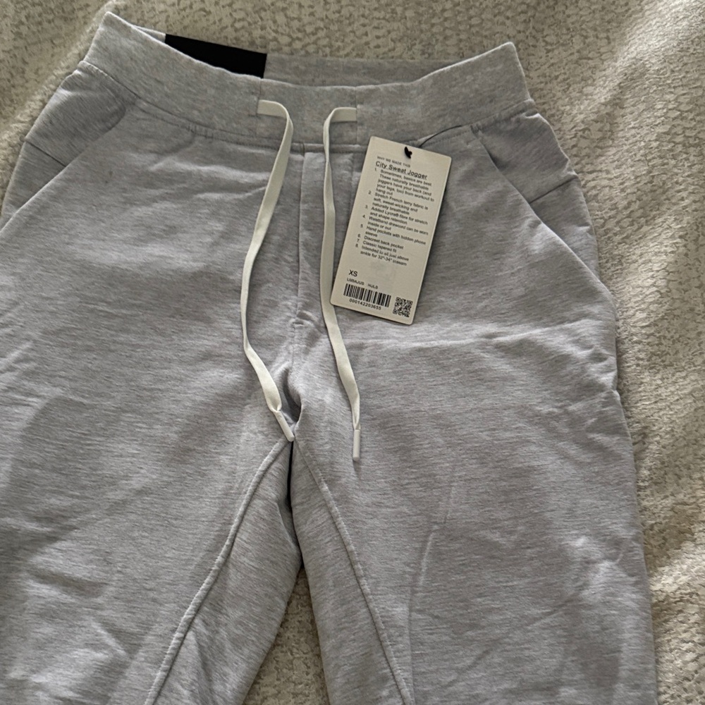 Lululemon men’s Gray Jogger Sweatpants with Drawstring